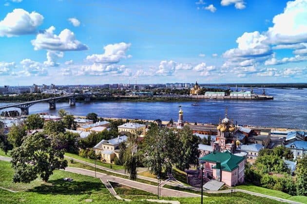 Парадный Нижний с высоты Дятловых гор