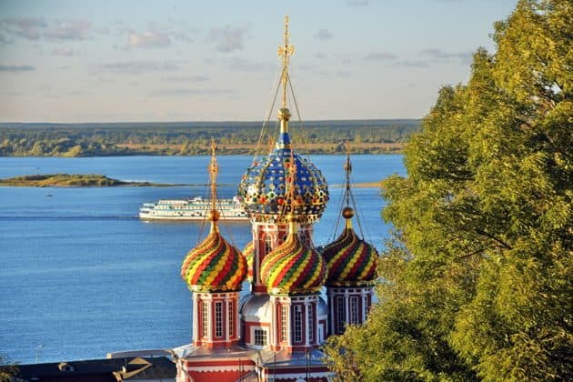 Прогулочные рейсы на новом электроходе «Петергоф»