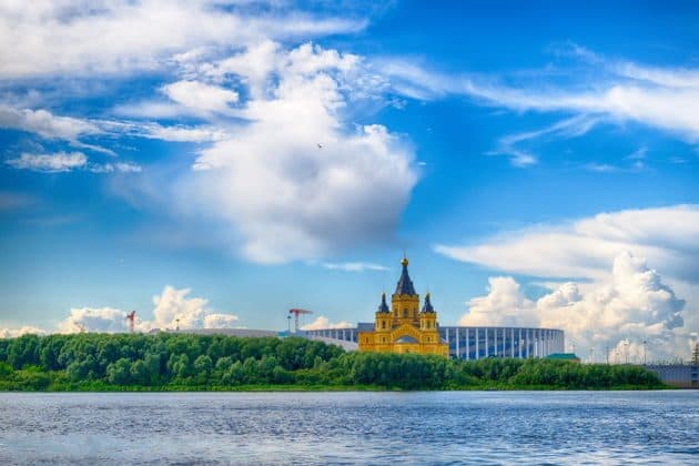 Прогулочные рейсы на новом электроходе «Петергоф»