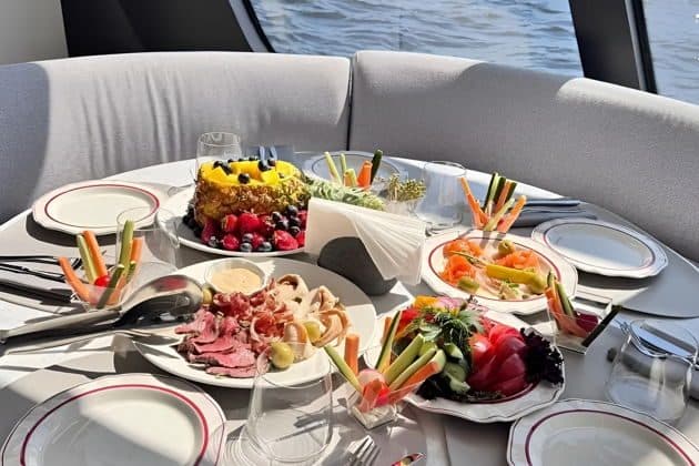 Прогулочный рейс «Созвучие вкусов на Петергофе»