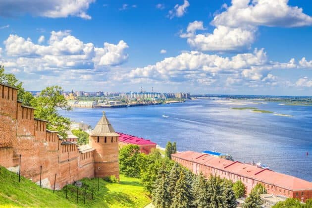 «Город на семи холмах»: прогулка с гидом на электроходе «Петергоф»